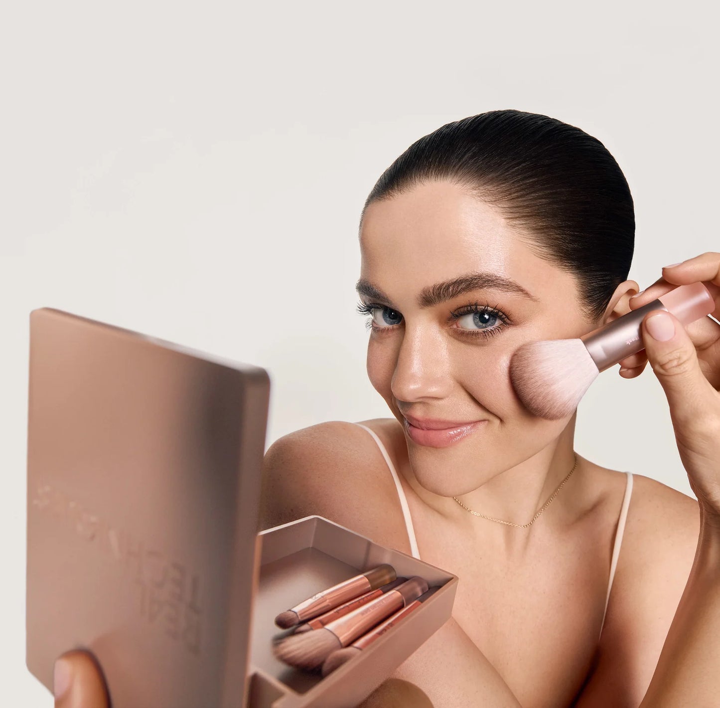New Nudes 2.0 On-The-Glow Mini Brush Set + Mirrored Compact (Set De Brochas)